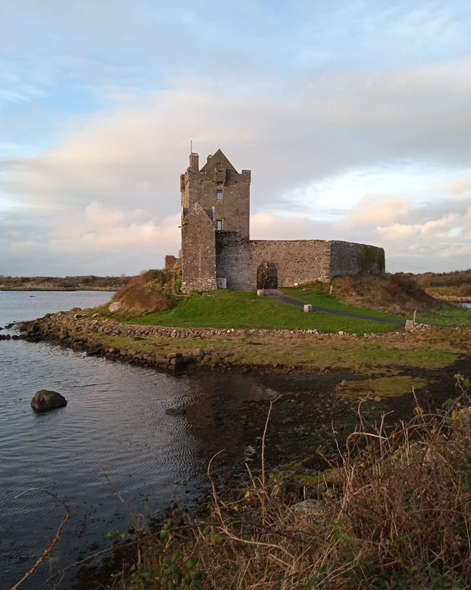 DaithiThe's tweet photo. 1/ Senchán Torpéist (c. 560–649 AD) Chief Bard of Connaught. Ooh, he was a hard man to please. Prince Guaire groaned when the doughty bard came to stay - with his whole retinue - hordes of them. Nowt would please him. https://t.co/QKVnShkH79