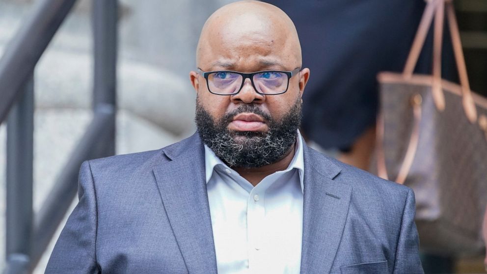 24sante_fr's tweet image. Le manager de R. Kelly fait face à un procès pour menace de vider le théâtre #Pomerantz cultinfos.com/buzz/962047-le…
