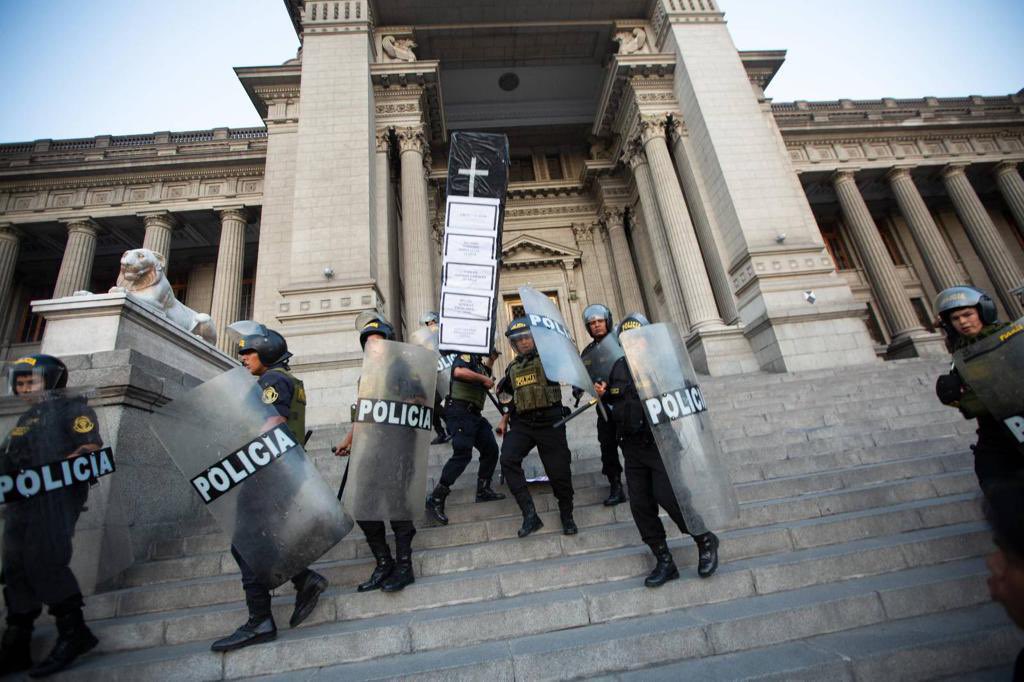 La lucha continua, registro del #5deabril #nuevaconstitucion #conulp #fueradinafuera. 
(fotos de augustoescribens)
