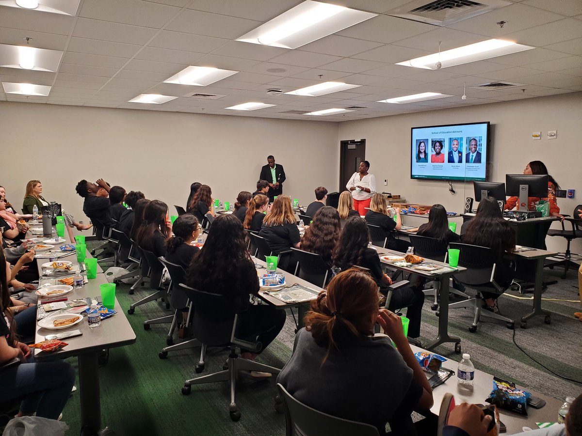esltchrsrock's tweet photo. The future is looking bright here for Pelham High School FTA 🤓 @UABEducation https://t.co/kCqtM8NJRc