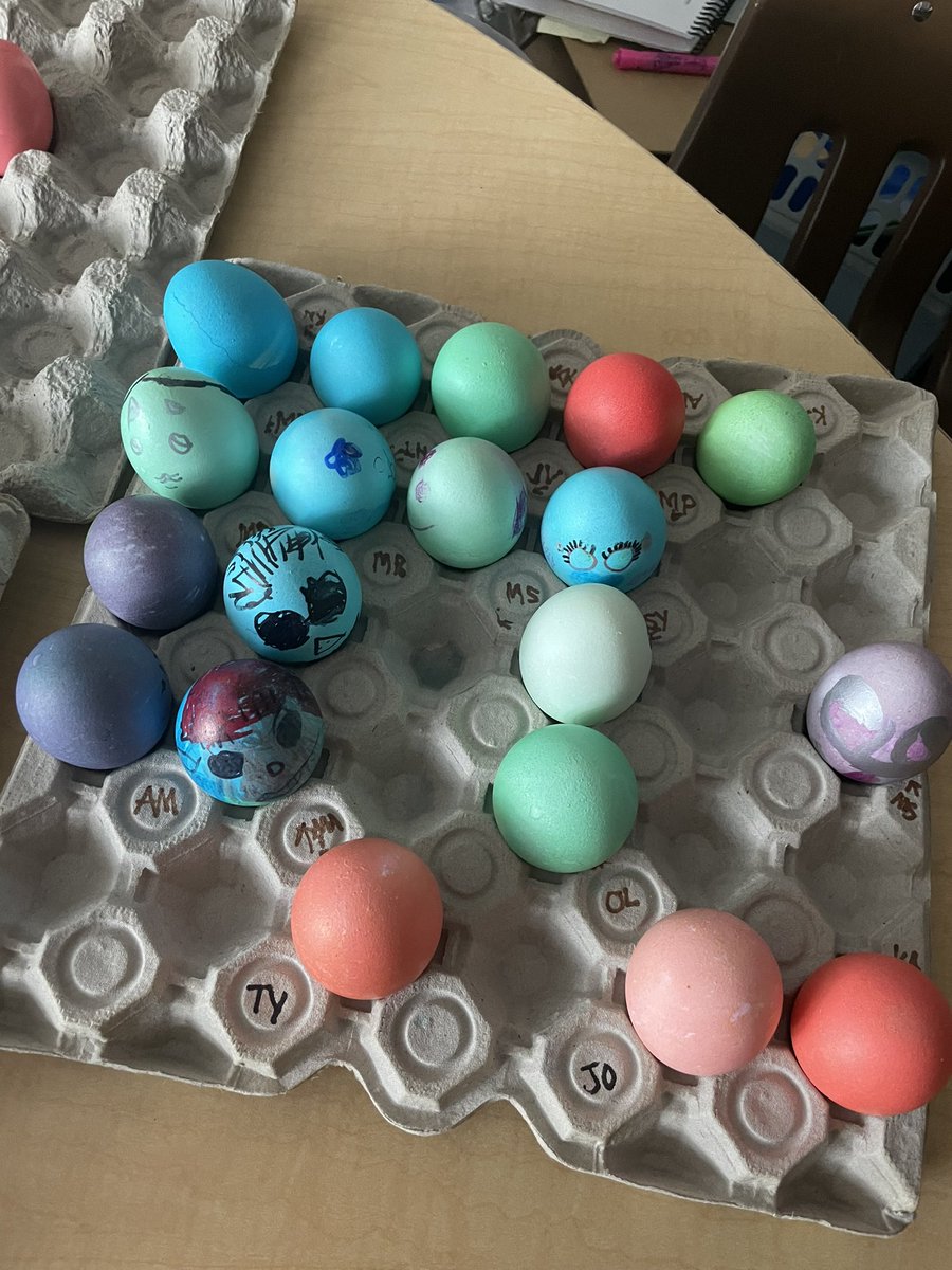 Had so much fun with Ms.Mills grade 2/3 colouring eggs today! Such a great tradition as a way to celebrate Easter! 🐣🌷