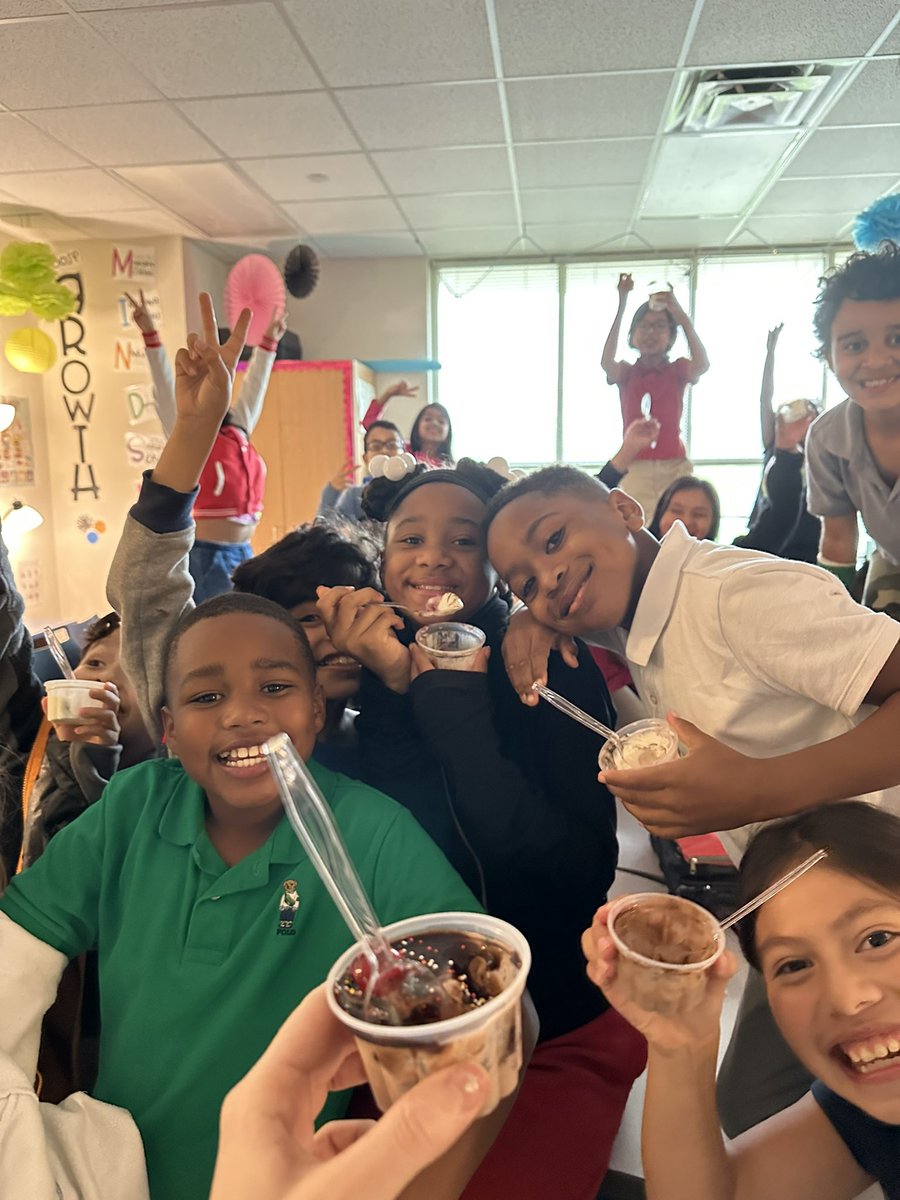 MsRiddle20's tweet photo. Ice cream sundaes to celebrate our awesome behavior in March Madness!🏀🍦#rangeridernation https://t.co/jFK9rp9gPh