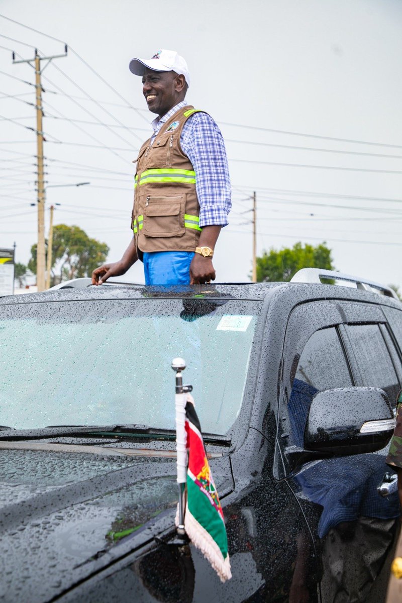 DiasporaMax's tweet photo. President William Ruto rained on as he was opening a project. He joined netizens in rain "tribulations". As rain soaked the netizens, the president also soaked.
#dmmax https://t.co/sOMvT2wiv0