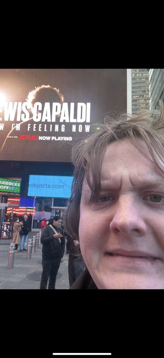 LewisCapaldi's tweet photo. Times Square? More like who’s that over there oh shit it’s lewis capaldi the guy with the number one film on Netflix and a wicked hot bod!!!!!!! https://t.co/Svll8ApVTn