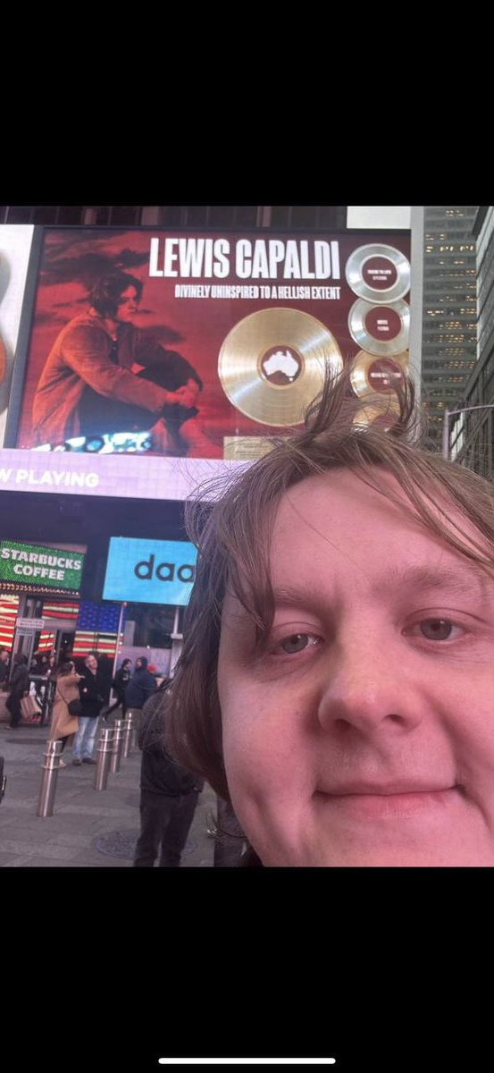 LewisCapaldi's tweet photo. Times Square? More like who’s that over there oh shit it’s lewis capaldi the guy with the number one film on Netflix and a wicked hot bod!!!!!!! https://t.co/Svll8ApVTn