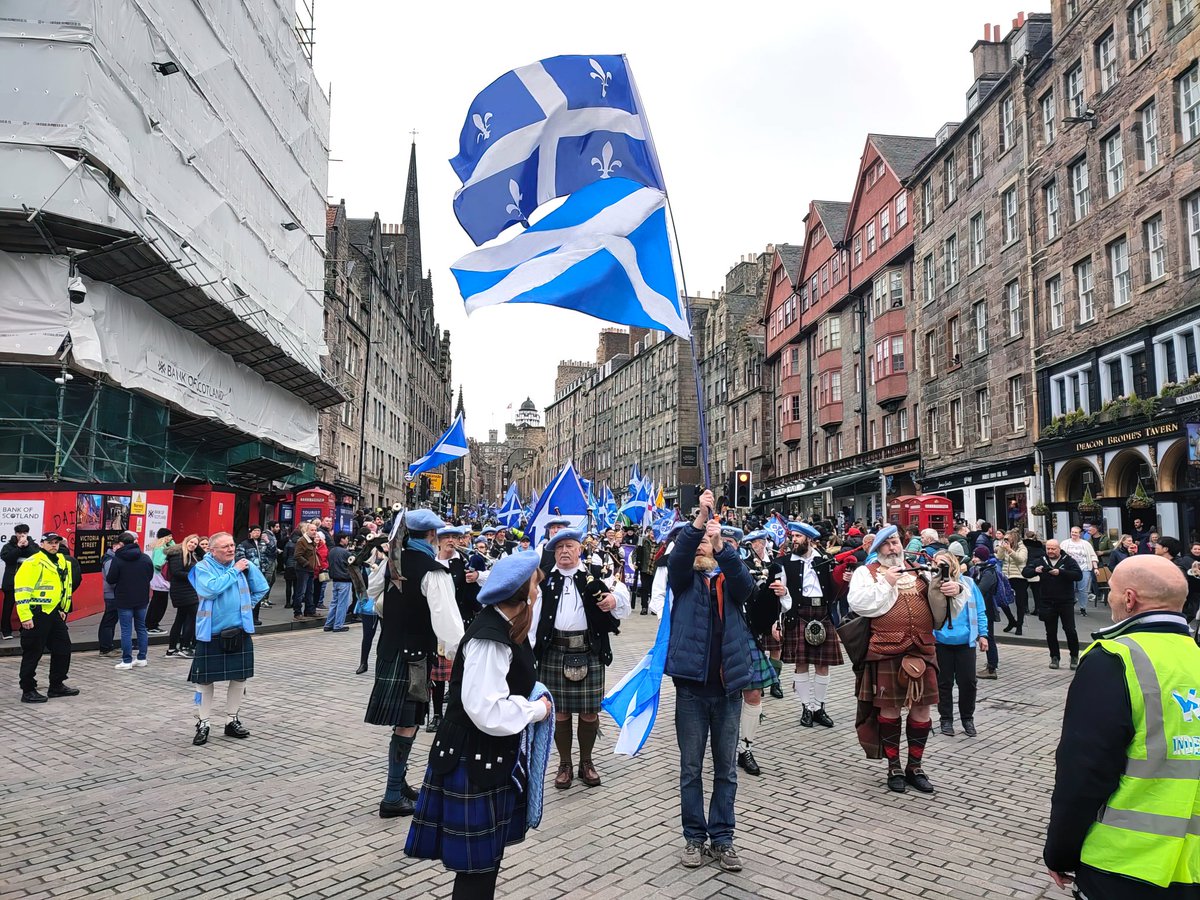 1837patriotes's tweet photo. RT @RPSQuebec: 📰COMMUNIQUÉ DE PRESSE - Présence du drapeau du #Québec lors d'une marche (@Yes2Indee) pour l'indépendance à Édimbourg, en Écosse 

https://t.co/wO8tBDs4Bq

#RPSQuebec #paysQc #Yes2Edinburgh #ScottishIndependence #YesScots #Scotland #AUOB https://t.co/sGmAlkOmmg