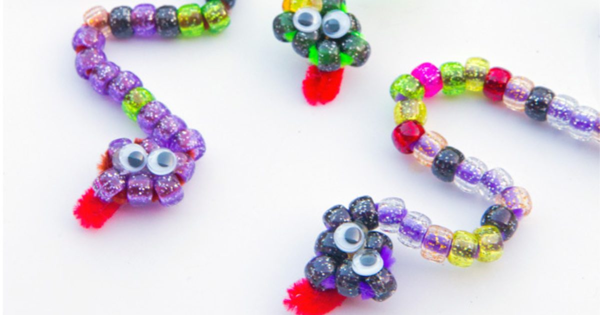 AliceaSunny's tweet photo. #Getcrafty with these pipe cleaner bead snakes. #creative  https://t.co/lRQgAXGdF1 https://t.co/PlIB0YZzeG