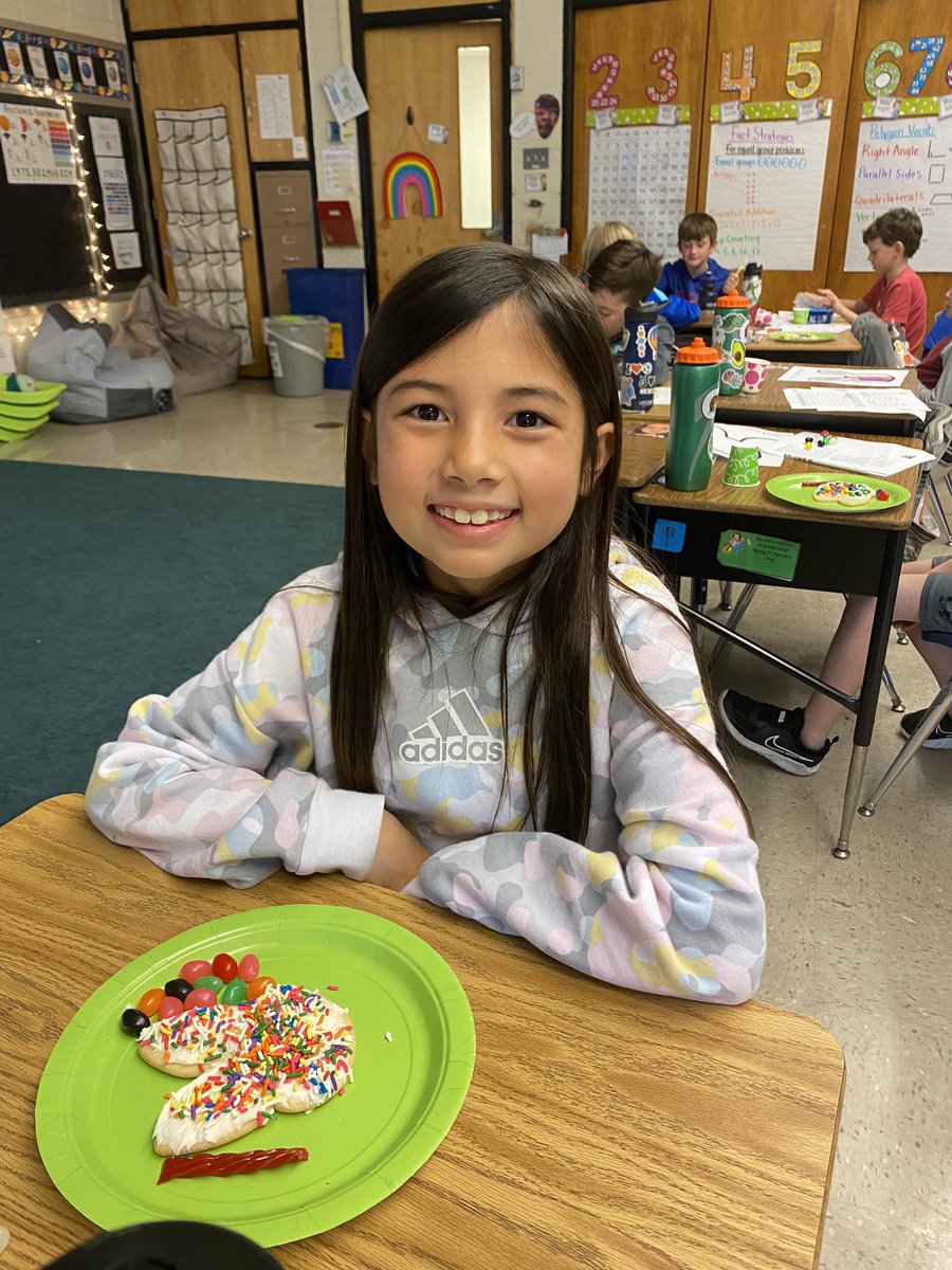 PSDSieverts's tweet photo. @PSDGrasse third graders practiced counting money and making change at the “Bunny Bakery”🐰 Each student started with $5 of play money to buy a bunny cookie and toppings. Our brains acted as the cash registers to calculate our change when we “purchased” toppings! #mathissweet https://t.co/HeDlDs6bTf