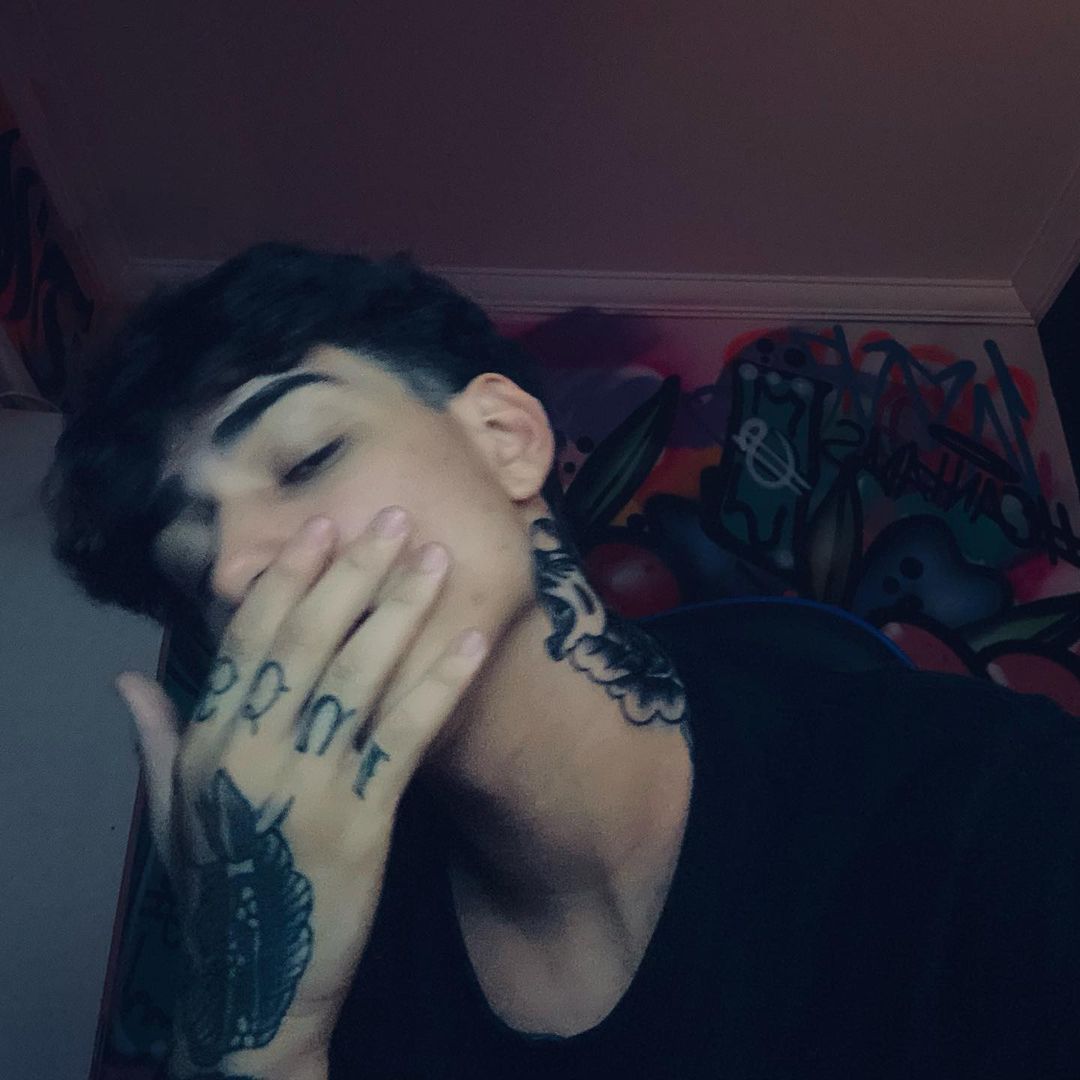 amigaria/namoraria comigo?

nome: bersch
apelido: be, ber, minecraft (🖕🏻)
idade: 20
mbti: entp
sexualidade: bissexual
aniversário: 24/06