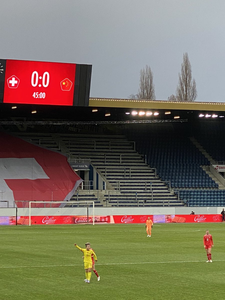 Schweiz vs China 
zur Pause 0:0 
#schweiz #china #fussball