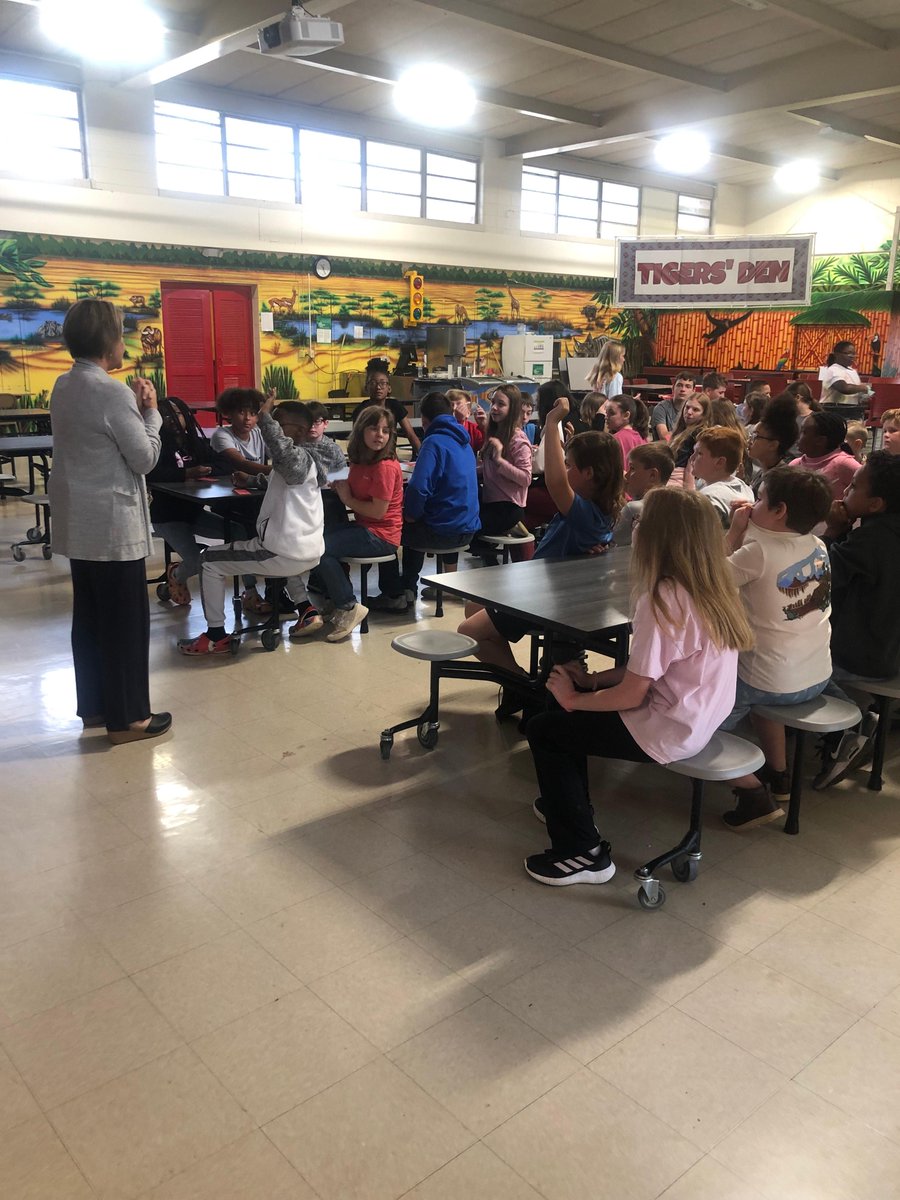 _REThompson's tweet photo. Our students are getting an ACAP “pep talk” from @VeronicaBayles today! Thank you for talking to your former GWT students! They love you! Testing begins next Tuesday!
@TuscumbiaCitySc #rettigers https://t.co/2oyZd71YEn