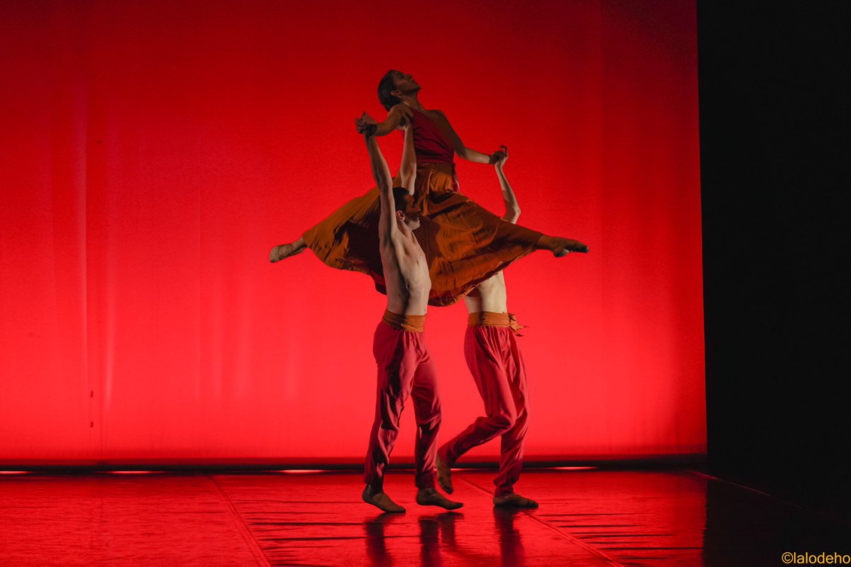 Ballet_A_Guzman's tweet photo. Seguimos disfrutando de la calidad que @africa_guzman_dance_project muestra en sus espectáculos ❤️
Compañía de danza de la Formación Profesional de la @escueladeballetafricaguzman 
AGDP en Fire of passion, coreografía @africa_guzman 
📸 @lalodeho #africaguzmandanceproject https://t.co/KG514hyYVr