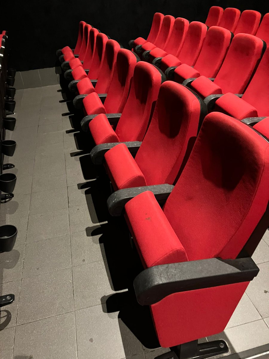 eliriro's tweet photo. Et sonen aquestes butaques? 
Ara pots endur-te a casa una, dues o fins a 4 butaques dels antics Cinemes Texas per un mòdic preu i ens ajudes a fer possible el nou @EspaiTexasBcn 
Hi vols fer un cop d'ull? 🧐
👉https://t.co/R6pJtiH1kr https://t.co/3Wz2zOPDx0