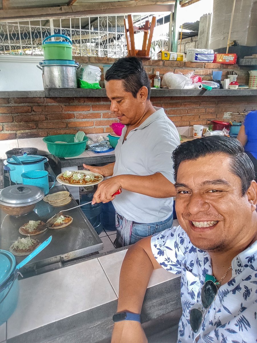 Edgar_Amilcar's tweet photo. Cuando ando en Tapachula me gusta visitar sus mercados, visité el mercado Emiliano Zapata y comí unas ricas picadas que elabora mi amigo Andrés. #EligiendoAccionesGanadoras #HacerMejorAChiapa #ConsumamosLocal https://t.co/q1wnOLj3cF