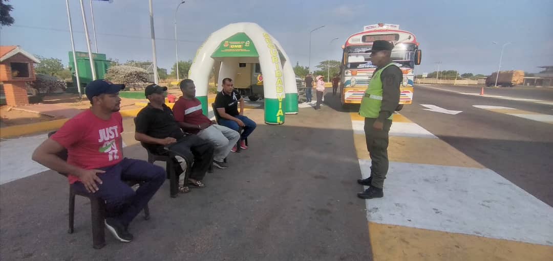 #06Abr Continuamos Orientando a los conductores la prevención al conducir... #SomosGNBGuardianesDelPueblo
#YoSoyFANB