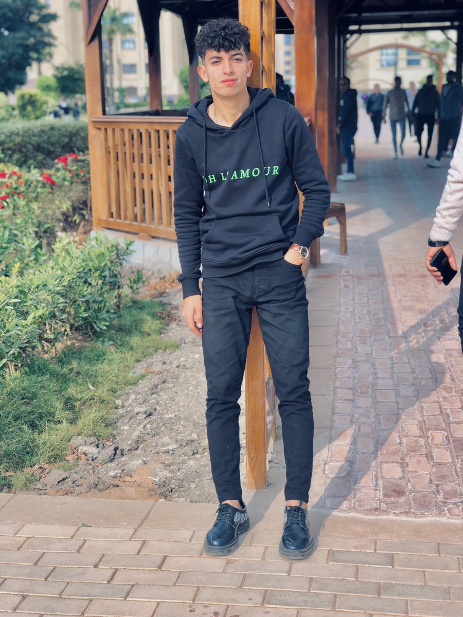 حياتي وشعري نفس اللون 🖤