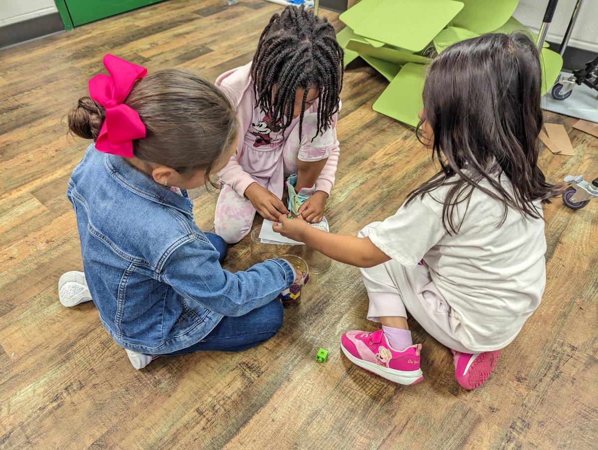TimbersSTEM's tweet photo. Kinder friends experimenting to see what makes cardboard so extraordinary! The word of the day is CORRUGATION! We love #Boxitects and @Kimdraws! @HumbleISD_TE @TEMsSowa @Mrs_Petty_TE https://t.co/Apd7656pCG