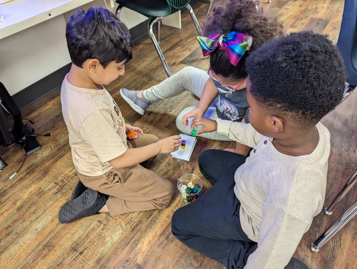 TimbersSTEM's tweet photo. Kinder friends experimenting to see what makes cardboard so extraordinary! The word of the day is CORRUGATION! We love #Boxitects and @Kimdraws! @HumbleISD_TE @TEMsSowa @Mrs_Petty_TE https://t.co/Apd7656pCG