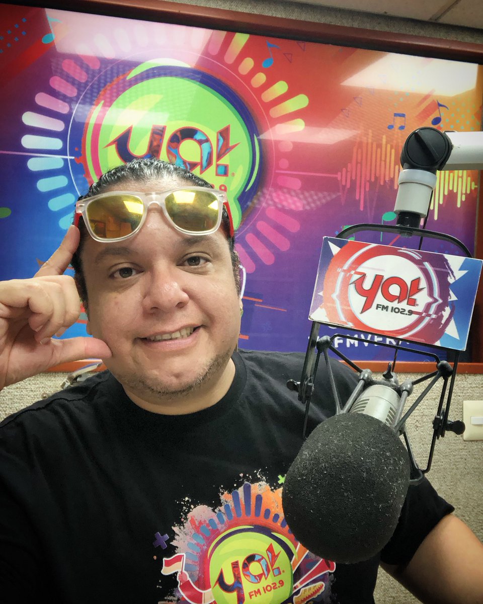 yafmveracruz's tweet photo. Sin filtros y sin día libre 🫣 pero el @lord_byron82 con un ojo al programa y el otro a la playa 🏖️😎😜 #SemanaSanta #Veracruz #Playa #Trabajo #ByronLocutor #YoEscuchoYaFM https://t.co/w9b8fMFK1Q