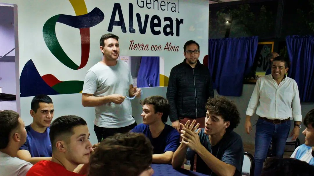 MuniAlvear's tweet photo. En el día de ayer reconocimos a los equipos de Handball masculino y femenino juveniles de General Alvear, quienes tuvieron una destacada actuación en el último torneo nacional de selecciones. https://t.co/dLQnBFgK8N
