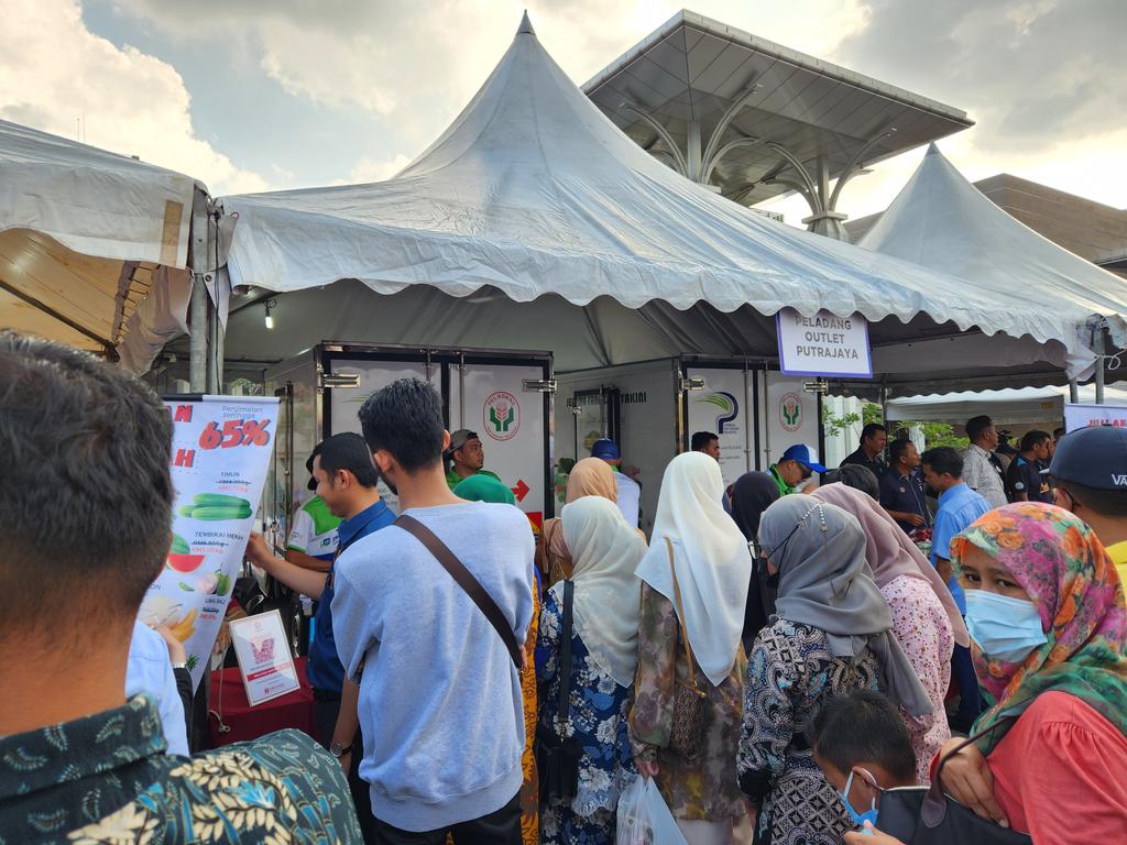 azulitasalim_'s tweet photo. Hari ni LPP bersama FAMA dan LKIM melaksana Jualan Agro Rahmah di tapak Bazaar Ramadhan, Putrajaya. Wow. Diserbu penuh pelanggan kerana harga sememangnya harga kasih sayang!  Apa  lagi ..  jom kita. https://t.co/3MirH1pWfG