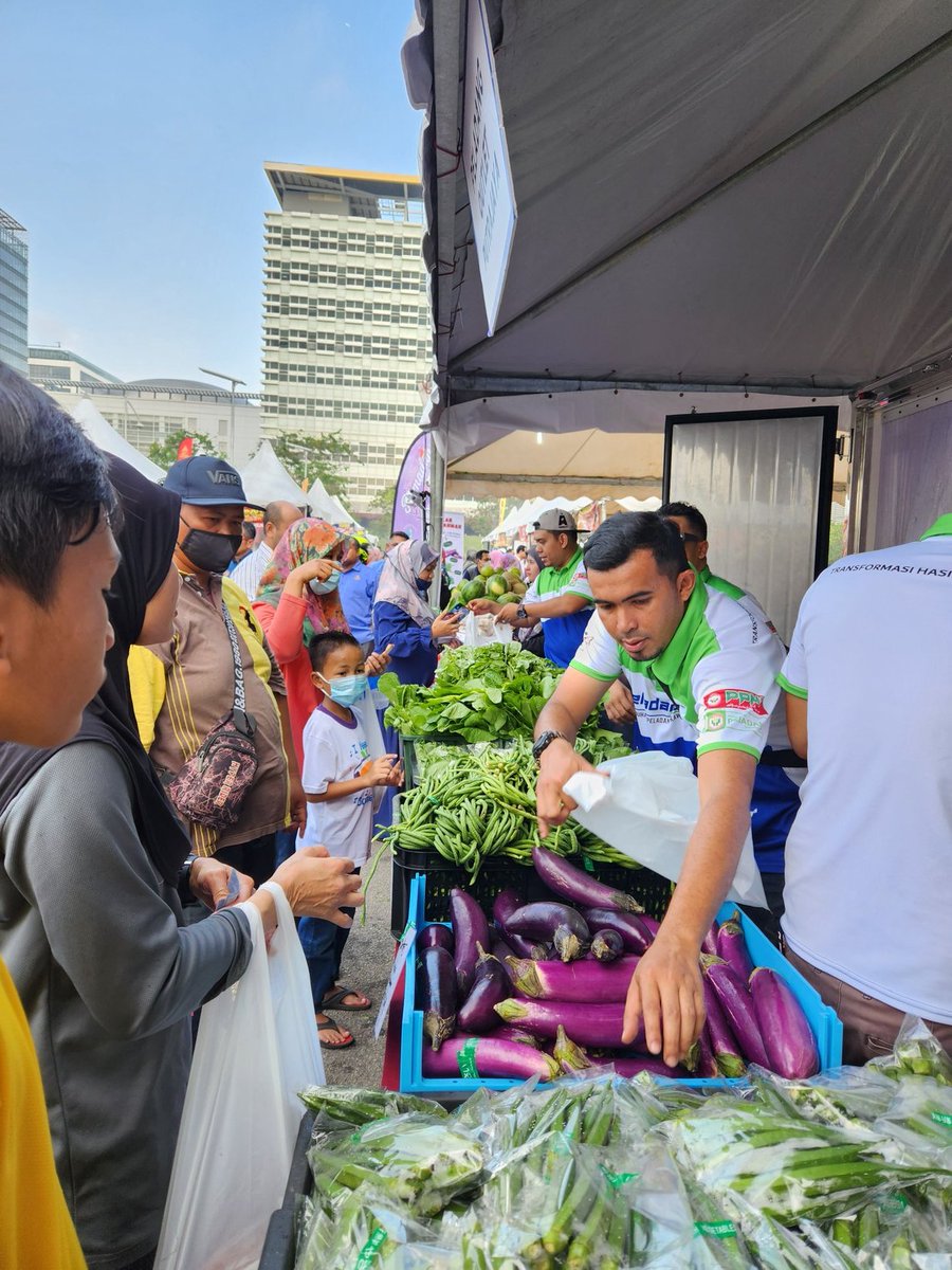 azulitasalim_'s tweet photo. Hari ni LPP bersama FAMA dan LKIM melaksana Jualan Agro Rahmah di tapak Bazaar Ramadhan, Putrajaya. Wow. Diserbu penuh pelanggan kerana harga sememangnya harga kasih sayang!  Apa  lagi ..  jom kita. https://t.co/3MirH1pWfG
