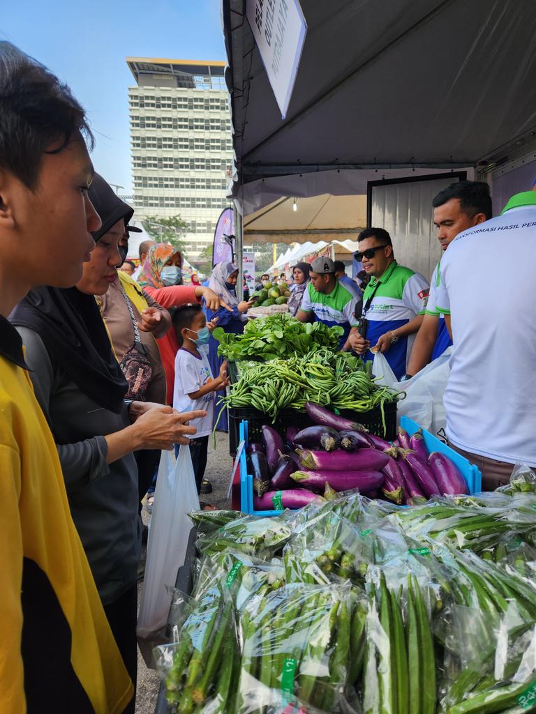azulitasalim_'s tweet photo. Hari ni LPP bersama FAMA dan LKIM melaksana Jualan Agro Rahmah di tapak Bazaar Ramadhan, Putrajaya. Wow. Diserbu penuh pelanggan kerana harga sememangnya harga kasih sayang!  Apa  lagi ..  jom kita. https://t.co/3MirH1pWfG