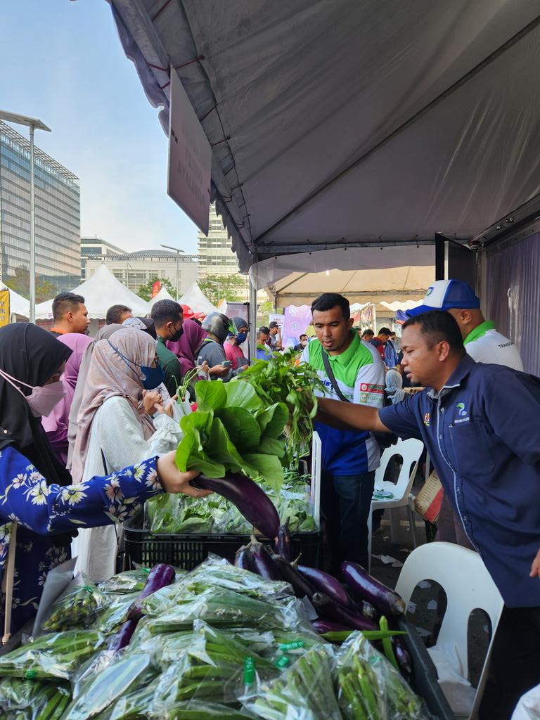 azulitasalim_'s tweet photo. Hari ni LPP bersama FAMA dan LKIM melaksana Jualan Agro Rahmah di tapak Bazaar Ramadhan, Putrajaya. Wow. Diserbu penuh pelanggan kerana harga sememangnya harga kasih sayang!  Apa  lagi ..  jom kita. https://t.co/3MirH1pWfG