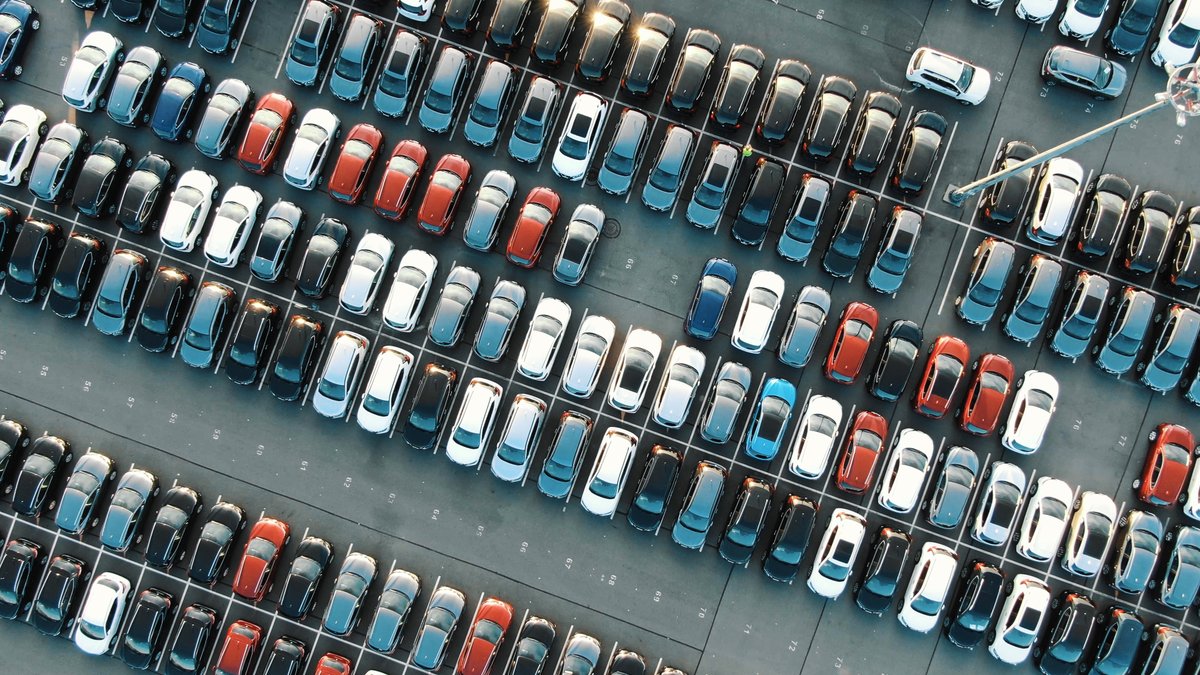 LochmandyMotors's tweet photo. What's your favorite color for a car? 🔴 ⚪ 🔵 ⚫ https://t.co/jJMxFu5can