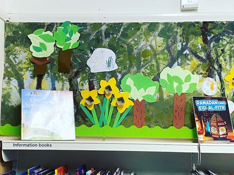 sbw_com_library's tweet image. Spring has sprung at the library!  Another fantastic display by our volunteers 👏 💐  #librarylife #springdisplay #books