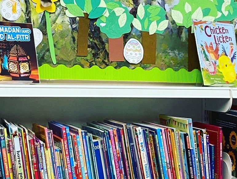 sbw_com_library's tweet image. Spring has sprung at the library!  Another fantastic display by our volunteers 👏 💐  #librarylife #springdisplay #books