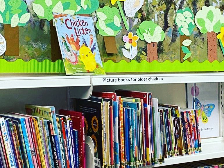 sbw_com_library's tweet image. Spring has sprung at the library!  Another fantastic display by our volunteers 👏 💐  #librarylife #springdisplay #books