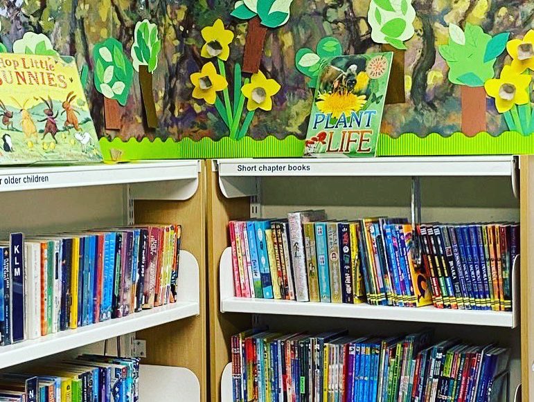 sbw_com_library's tweet image. Spring has sprung at the library!  Another fantastic display by our volunteers 👏 💐  #librarylife #springdisplay #books