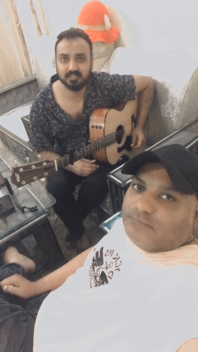 OwaisHameed501's tweet photo. Me & Aizaz Ahmad Mera Friend Chota Bhai Ek Sal Bad Molakat Howi Dubai Se Aya AJ Ghr Par Mily Allah Sehat O Zindagi Day Ameen....
#AizazAhmad#OwaisHameedKhan#
#WithBrother #Music#Composer#friend#Bhai https://t.co/TZxkMHFogS
