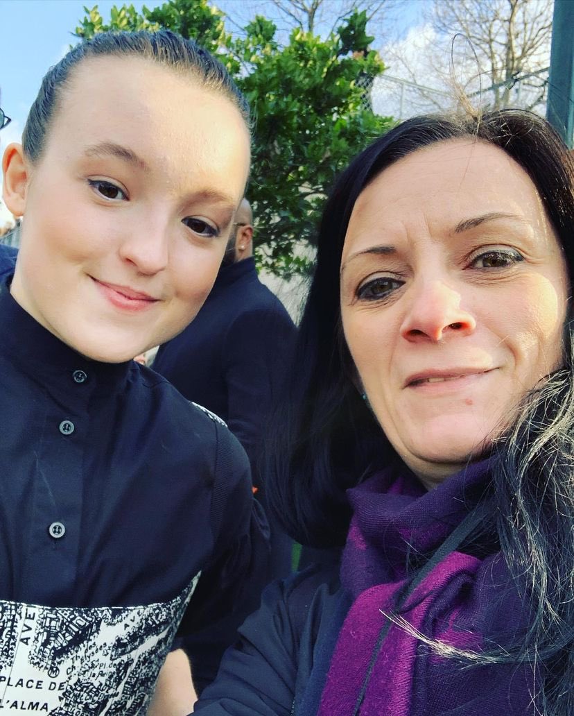 bellaramseybr's tweet photo. 📸| Novas/velhas fotos de Bella Ramsey com fãs durante a Paris Fashion Week. https://t.co/ZOerUIVPL2