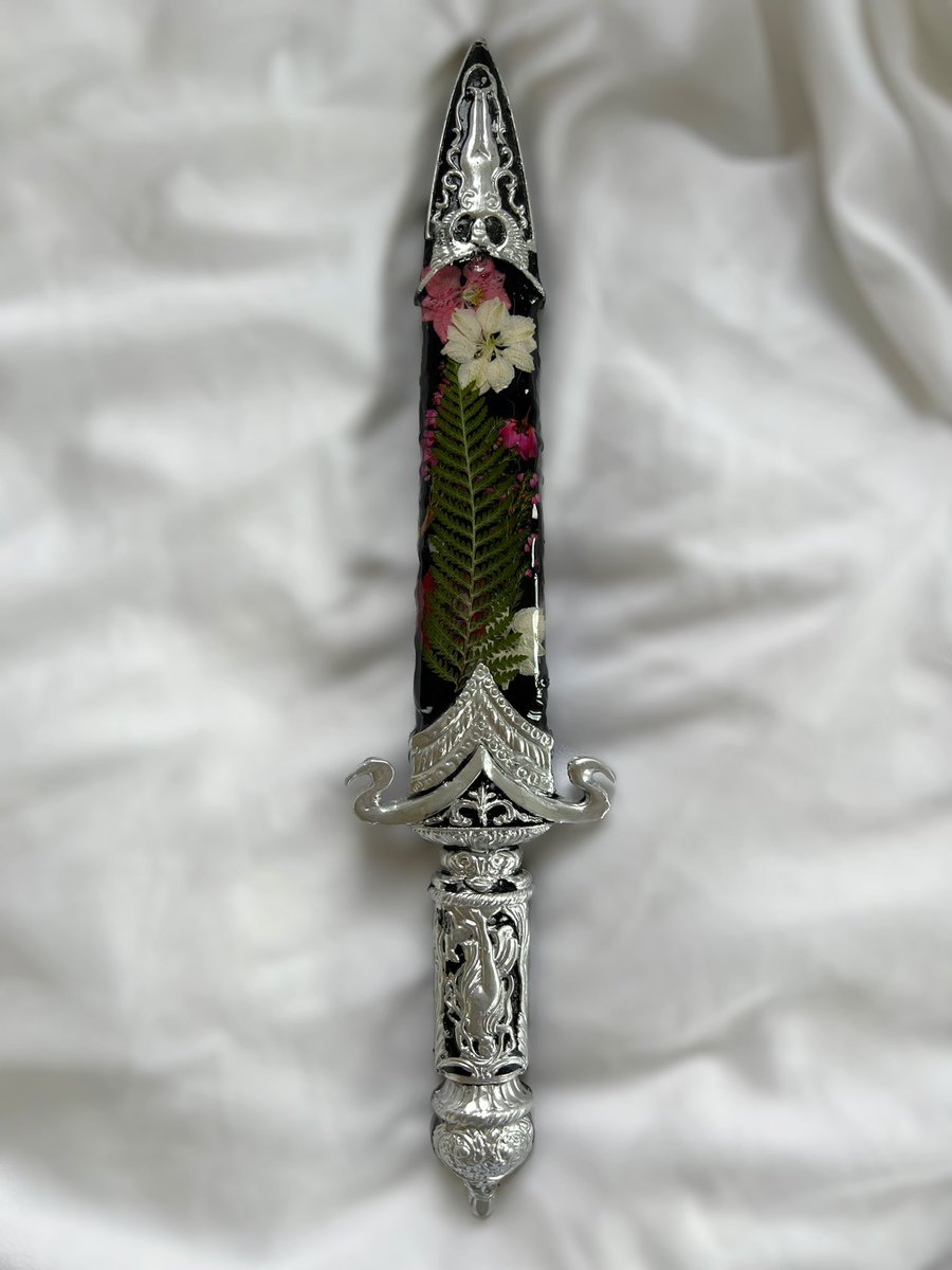 flosplaneta's tweet image. giveaway time !! ✭
giving away this silver fern &amp;amp; larkspur dagger 🗡️ all you have to do to enter is rt &amp;amp; follow me :) tag friends for extra entries !
ends 4/20, goodluck!!!
.・。.・゜✭・.・✫・゜・。.