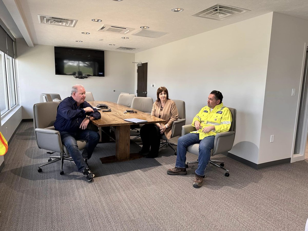 sullivan_city's tweet photo. We extend our thanks to Sen. Todd Young who visited Sullivan on Monday and Sen. Mike Braun and Congressman Larry Bucshon who visited Tuesday. We thank IN Sec. of State Diego Morales for paying a visit and offering his condolences.

#CityOfSullivan #TakeTimeToCare #SullivanStrong https://t.co/c0yiBby8B0