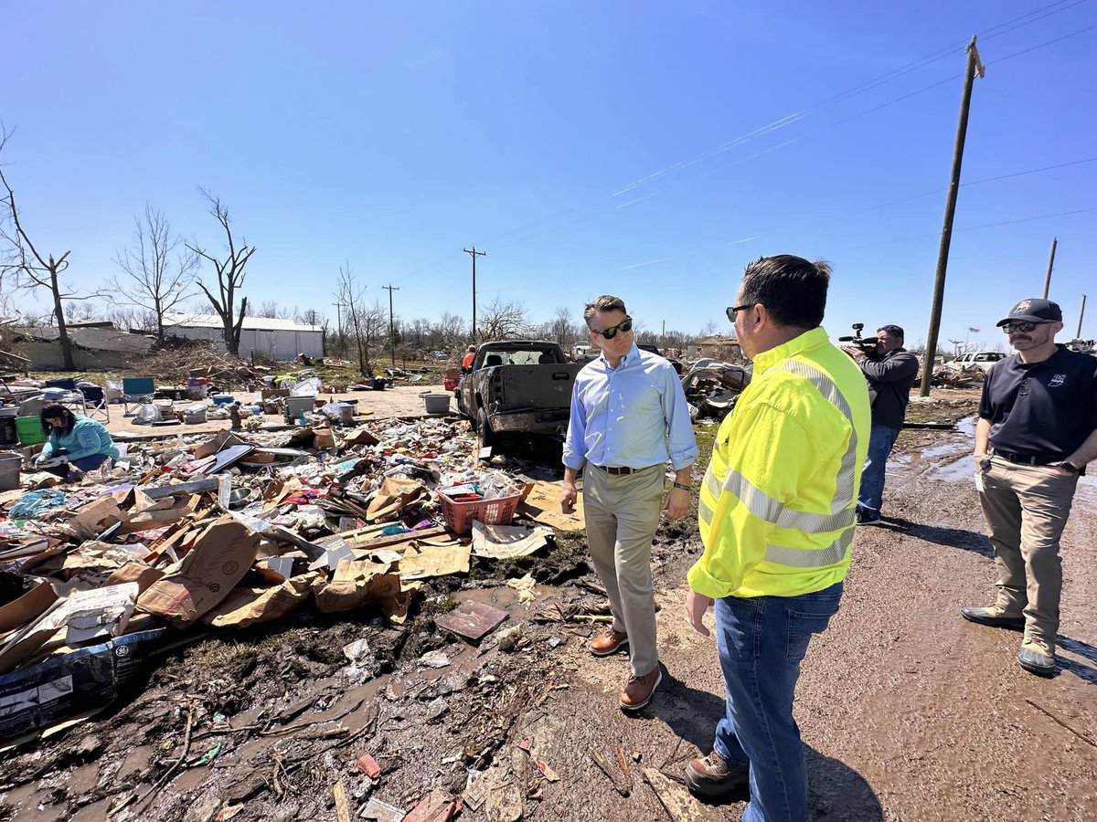 sullivan_city's tweet photo. We extend our thanks to Sen. Todd Young who visited Sullivan on Monday and Sen. Mike Braun and Congressman Larry Bucshon who visited Tuesday. We thank IN Sec. of State Diego Morales for paying a visit and offering his condolences.

#CityOfSullivan #TakeTimeToCare #SullivanStrong https://t.co/c0yiBby8B0