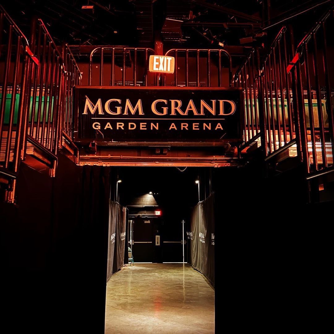 BTS社区帖子 - 💜 WEVERSE IN LAS VEGAS [3] 📌 On the move from Las Vegas Airport  to MGM ARMY! Over here, ARMY! Did you know? BTS was here on April 3! They, image size:1080x1080