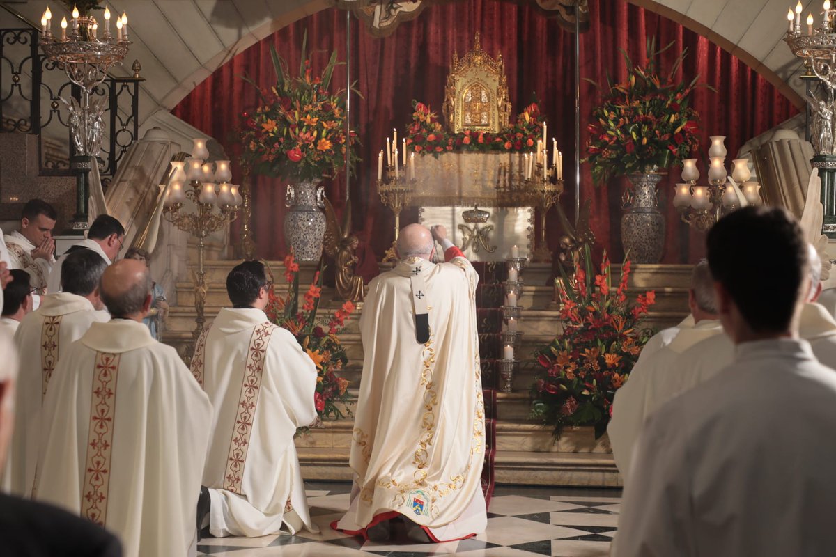 archimadrid's tweet photo. 📸 #JuevesSanto en la Catedral de Nuestra Señora la Real de la Almudena. Preside @cardenalosoro. https://t.co/OjRRGUt6Z1