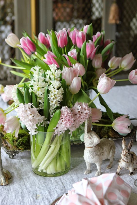 jane_athome's tweet photo. Are you hosting Easter dinner this weekend?  Whether you're planning a casual family get-together or a full-on feast, today I’m sharing a collection of beautiful and inspiring Easter and spring table ideas you'll love!

https://t.co/1ewBYhkqEc

#Easter2023 #springdecor https://t.co/LqNXDbcBH2
