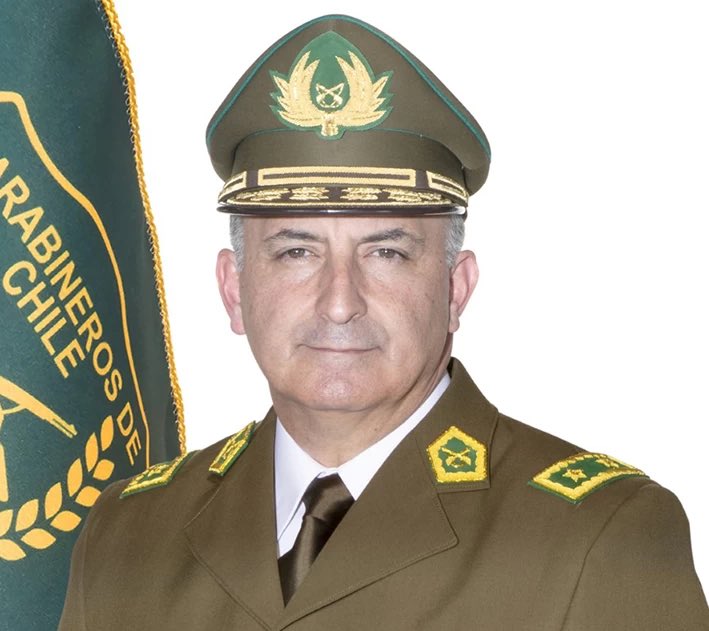 marcodebcn's tweet photo. Mis respetos a este valiente General Alex Chavan ! #YOAPOYOACarabineros #OrdenyPatria #NiUnCarabineroMenos @Carabdechile https://t.co/Ff5zktw9Zl