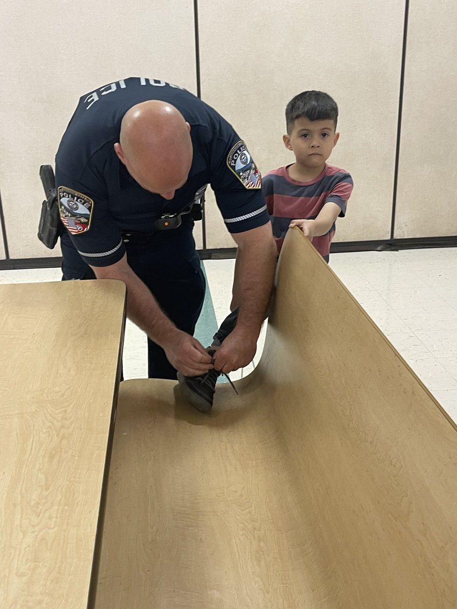 Nothing can stop Officer Duncan from helping out! Catch him in action as he ties a student’s shoes today. <a href="/jcityTNschools/">JohnsonCitySchools</a> <a href="/CoJCTN/">City of Johnson City</a> #KindnessMattersッ