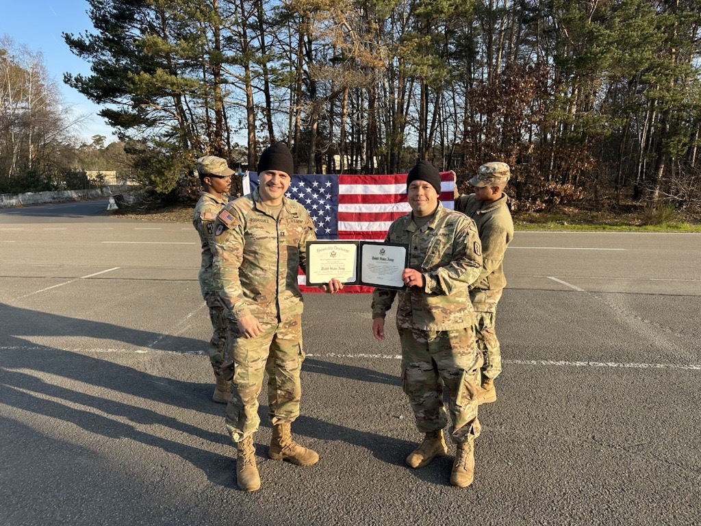 armyretention's tweet image. Talk about dedication! SSG Juan Diaz from @30thmed reenlisted after a 12-mile ruck with three of his fellow Soldiers. The Oath of Enlistment was administered by CPT Rodriquez and he committed to three more years in the @usarmy. 

#BeAllYouCanBe #ArmyRetention