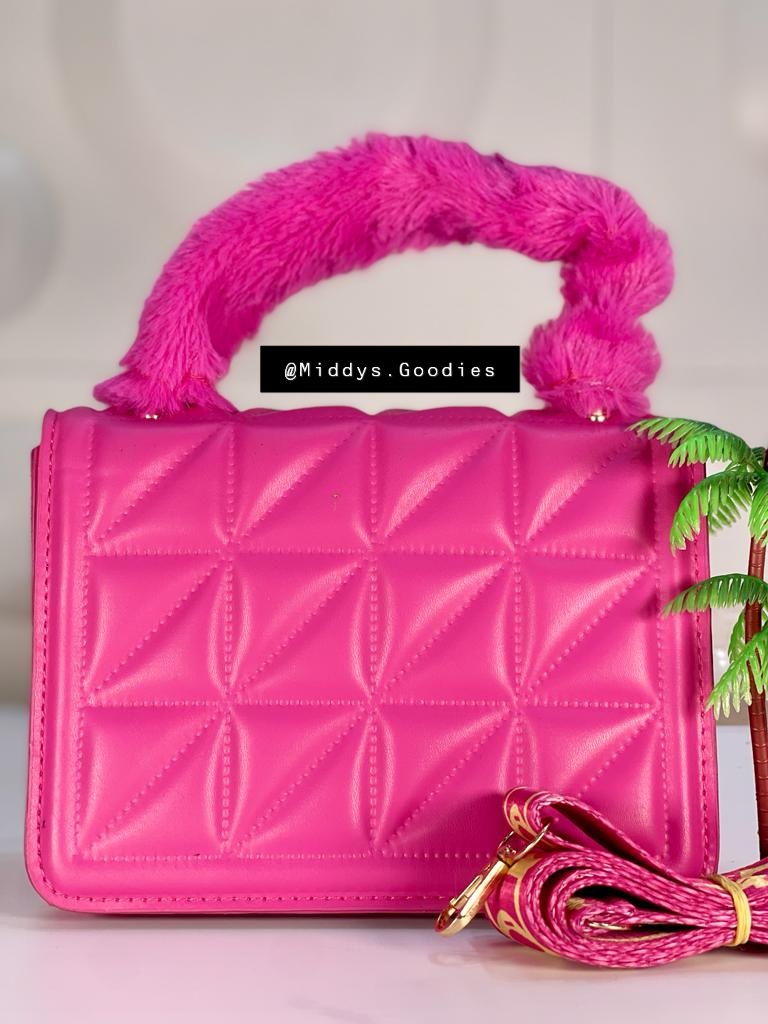 MiddysGoodies's tweet photo. 🤗 Beautiful designs for the beautiful you 🥰

👜DETAILS👜
🌹 Size: Midi
🌹 Price: N7500
🌹 Colour(s): As displayed

👝 DM to Order OR ⬇️
🌹 Click on the WhatsApp link in our Bio
🥳 Special 10% discount off your first order 
📍Lagos/Nationwide delivery available https://t.co/7C8U6XcjsI