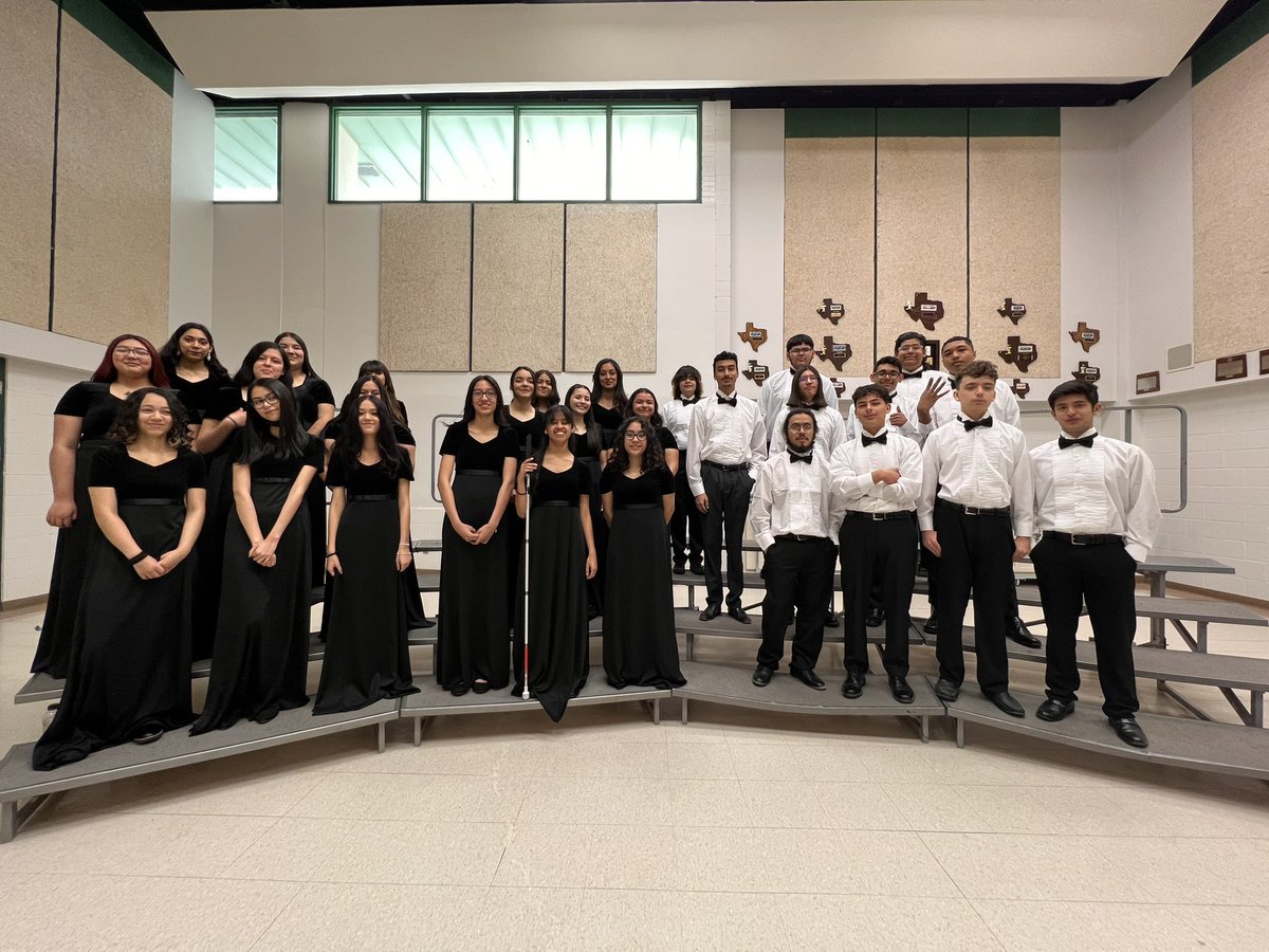 MsV_TheTeacher's tweet photo. BEYOND proud of my choir for singing their heart out on stage today ❤️ BIG Thank you to @MsJaimie_ and @Walmart for taking care of us afterwards 😋 https://t.co/qXO9bc4nFK