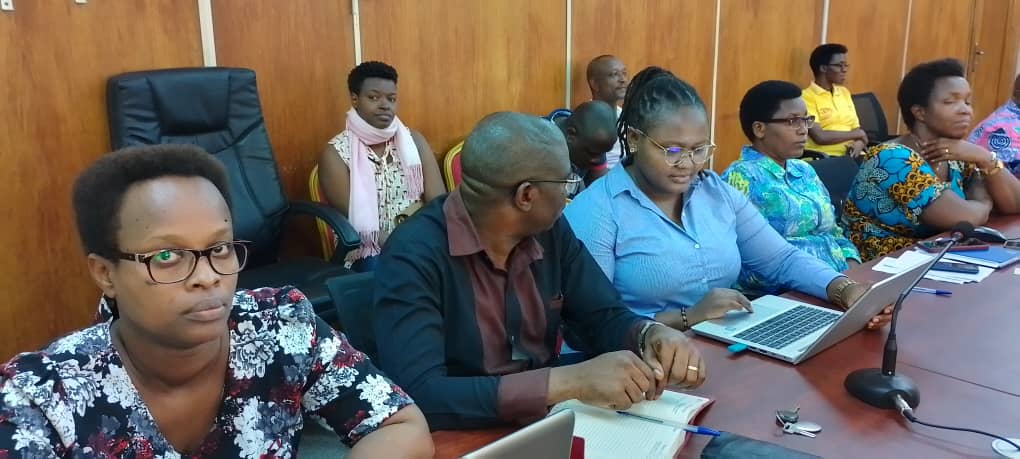 MinTFPSS_bdi's tweet photo. #Burundi :Excellence le Ministre de @MFPTE_bdi 
 a tenu une réunion ce jeudi 6/04/2023 avec les hauts cadres du Ministère sur la #finalisation et la #validation du PTBA du 
@MFPTE_bdi  exercice 2023-2024 https://t.co/Ul6CaKkYw9