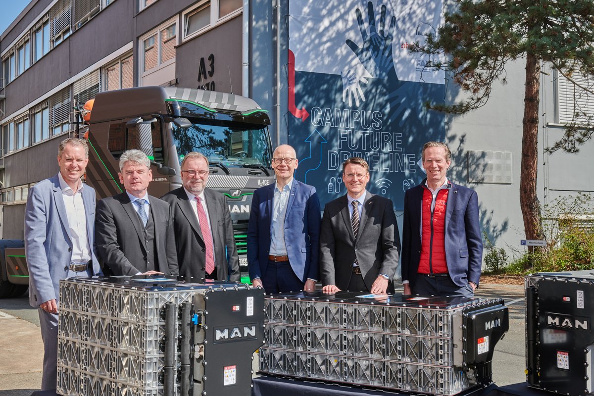 TH_Nuernberg's tweet photo. 🛣️ Am #CampusFutureDriveline forscht #dieOhm gemeinsam mit FAU und MAN Truck & Bus an der #MobilitätderZukunft. 🌱 Prof. Dr. Siegfried Russwurm und Nürnbergs OB Marcus König eröffneten bei der heutigen Einweihung offiziell die neuen Labore 🔬 https://t.co/PIQmYQehqk https://t.co/n4CrUZ1QwM