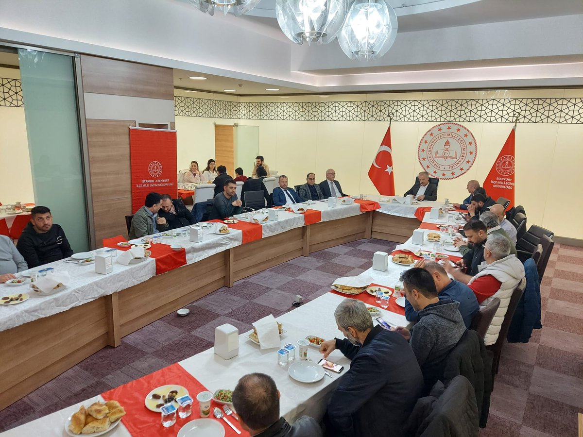 esenyurtmem's tweet photo. Esenyurt'un görünmeyen kahramanları, ilçe başarılarımızın temelini oluşturan Müdürlüğümüz personeliyle iftar yaptık. İlçe personelimize Esenyurtumuza yaptıkları katkılar için teşekkür ederiz.
#BizBüyükBirAileyiz
@tcmeb @prof_mahmutozer @memleventyazici @KaragulVural @necatiyener_ https://t.co/mWMY8ast7U