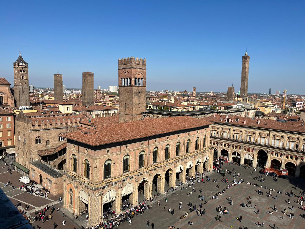 Another post about medieval #Bologna (1/2). The mid-13c civic palace (heavily renovated in the early 20c). In 1249 the Bolognese  defeated the imperial army at #Fossalta & captured #FrederickII's son #Enzo of Sardinia, who lived in the palace as a prisoner until his death in 1272